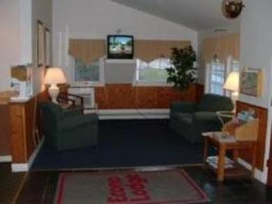 Econo Lodge Inn & Suites Shelburne Interior photo