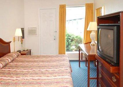 Econo Lodge Inn & Suites Shelburne Room photo
