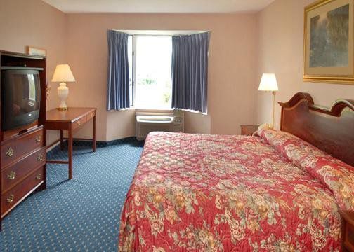Econo Lodge Inn & Suites Shelburne Room photo
